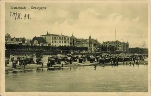 Ak Ostseebad Warnemünde Rostock, Warnemünde Strandpartie, Personen am Strand, im Hintergrund H...