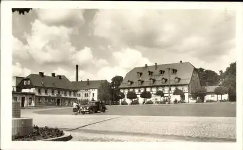 Ak Varnsdorf Warnsdorf Region Aussig, Blick auf den Marktplatz mit Rathaus, davor ein Auto, re...