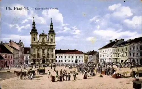 Ak Uherské Hradiště Ungarisch Hradisch Magyarhradis Region Zlin, Komenského náměstí mit Kirche...