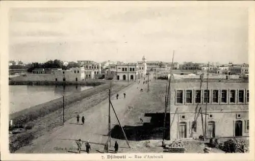 Ak Djibouti Dschibuti, Rue d'Ambouli, Straße und Gebäude, Wasserpartie