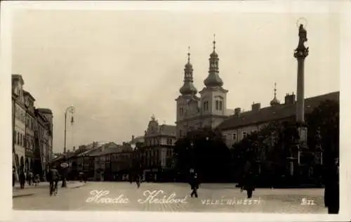 Ak Hradec Králové Königgrätz Stadt, Blick auf den großen Platz mit Dom St. Geist und Mariensäule