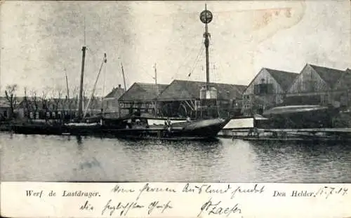 Ak Den Helder Nordholland Niederlande, De Kooy Vliegkamp, Werft de Lastdrager. Schiff liegt am...