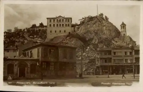 Ak Plovdiv Plowdiw Bulgarien, Blick auf den Djambas Tepe in Plovdiv mit Gebäuden im Vordergrund