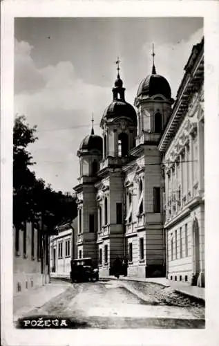 Ak Požega Kroatien, Straßenszene mit einer Kirche im Hintergrund, davor ein Auto