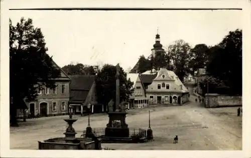 Foto Ak Rokytnice v Orlických horách Rokitnitz Adlergebirge Reg. Königgrätz, Ringplatz, Brunnen