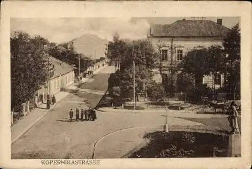 Ak Inowrocław Hohensalza Posen, Kopernikastraße, Straße mit Bäumen, Gebäude auf der rechten Se...