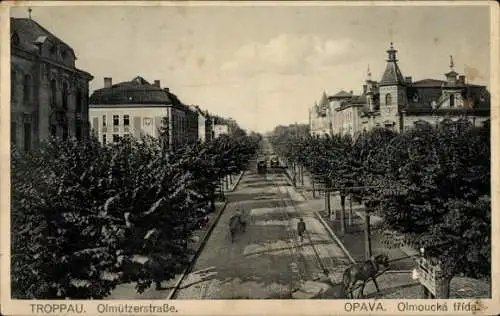 Ak Opava Troppau Region Mährisch Schlesien, Straße mit Bäumen, historische Gebäude, Pferd, Str...