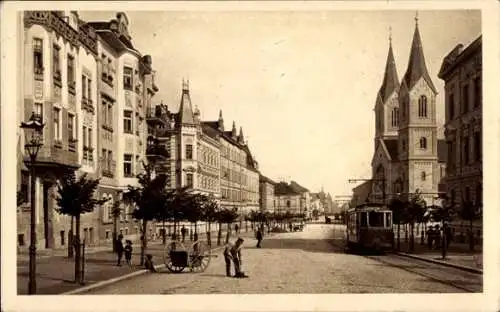 Ak Plzeň Pilsen Stadt, Straße mit historischer Architektur, Kirche, Straßenbahn, Menschen, Pfe...