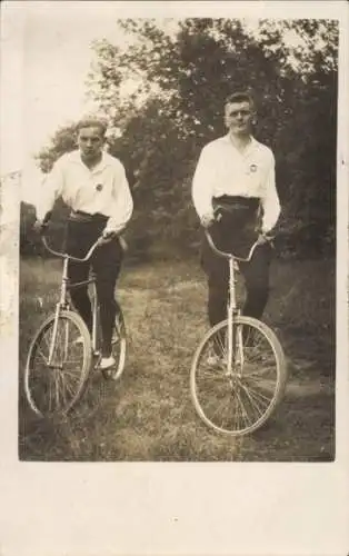 Ak Zwönitz im Erzgebirge Sachsen, Zwei Jungen auf Fahrrädern, ländliche Umgebung, 1920er Jahre...