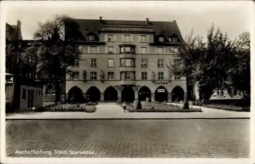 Ak Aschaffenburg in Unterfranken,  städtische Sparkasse, großes Gebäude, Stadtansicht