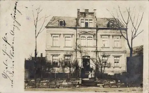 Foto Ak Oberlungwitz in Sachsen, Villa, Kinder am Zaun