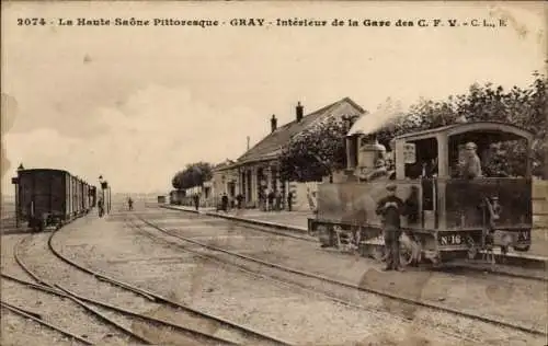 Ak Gray Haute Saône, Bahnhof, Schienen, ein Zug, ein Haus und Menschen sind auf dieser Postkar...