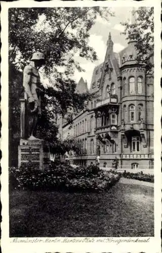 Ak Neumünster in Holstein,Martin Martens Platz mit Kriegerdenkmal