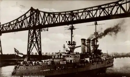 Ak Rendsburg, Deutsches Kriegsschiff, Linienschiff unter der Kanal Hochbrücke, Kaiserliche Marine