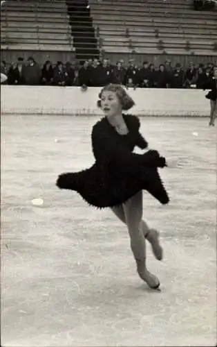 Foto Ak Wintersport, Eiskunstläuferin in schwarzem Kleid