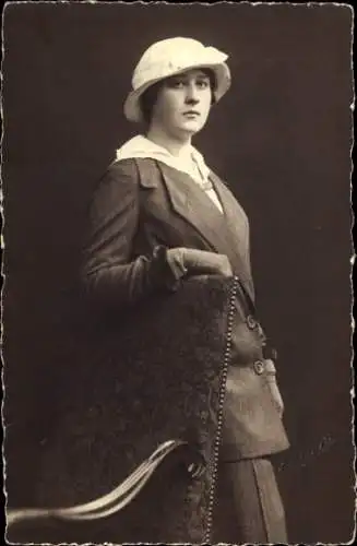 Foto Ak Frau-Porträt, Kleid, Hut, Stuhl, Jahr 1916