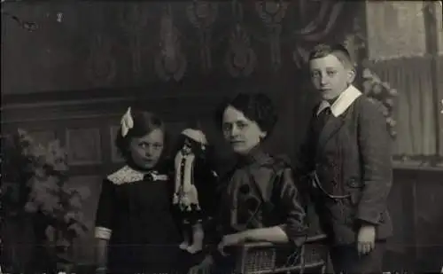 Foto Ak Familienbild, Frau mit Kindern, Puppe