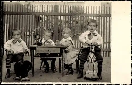 Foto Ak Kinder-Gruppenfoto, Schaukelpferd, Spielzeug