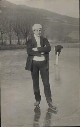 Foto Ak Mann beim Eislaufen, Porträt, Zugefrorener Teich