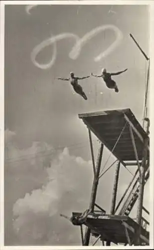 Foto Ak Wassersport, Menschen springen vom Turm