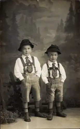 Foto Ak Zwei Jungen in Volkstrachten, Porträt