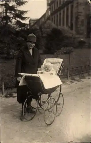 Foto Ak Frau und Baby im Kinderwagen, Spaziergang