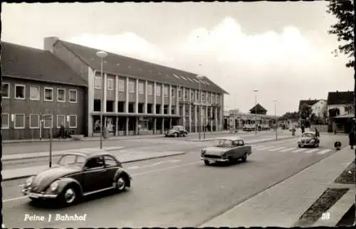 Ak Peine in Niedersachsen, Bahnhof, PKWs, Fußgänger