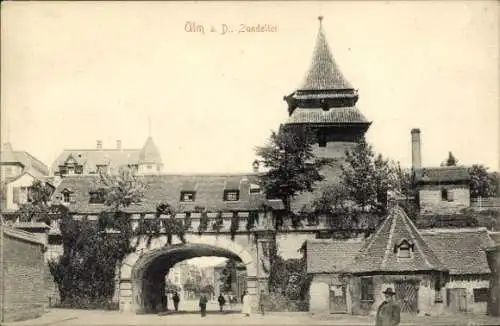 Ak Ulm an der Donau, Zeigt ein altes Stadttor mit Turm, davor ein paar Menschen.