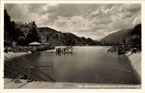 Ak Garmisch Partenkirchen in Oberbayern, Aufnahme des Schwimmbads Kainzenbad bei  viele Badegä...