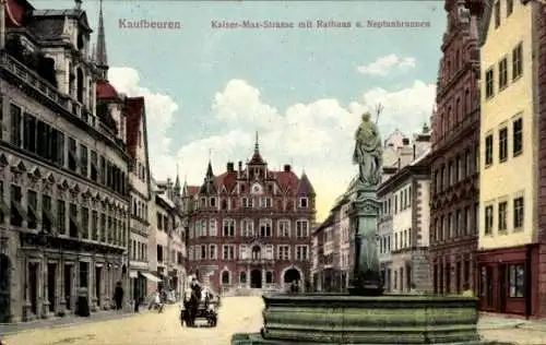 Ak Kaufbeuren an der Wertach in Schwaben, Kaiser-Max-Strasse mit Rathaus u. Neptunbrunnen