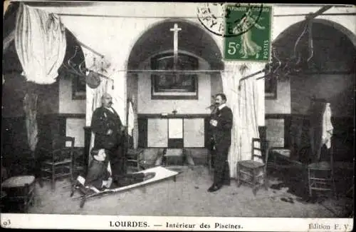 Ak Lourdes Hautes Pyrénées, Interieur des Piscines