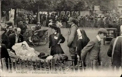 Ak Lourdes Hautes Pyrénées, Embarquement des Malades.