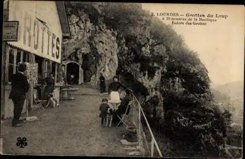 Ak Lourdes Hautes Pyrénées, Gebäude, Personen, Grotte