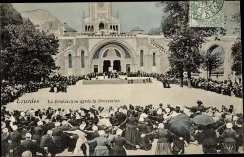 CPA Lourdes Hautes Pyrénées, Benediction apres la Procession