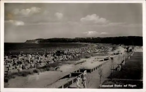 Ak Ostseebad Baabe auf Rügen,  Menschen am Strand, eine Strandpromenade, dahinter eine Straße ...