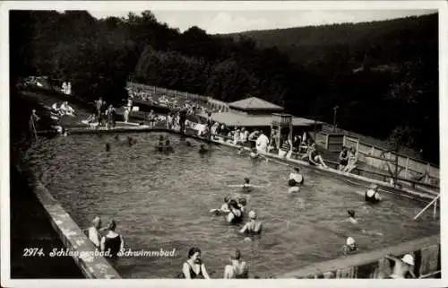 Ak Schlangenbad im Taunus Hessen, Schwimmbad mit vielen Badegästen, im Hintergrund ein kleines...