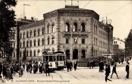 Ak Saarbrücken im Saarland, Bergwerksdirektionsgebäude, Straßenbahn, Menschen