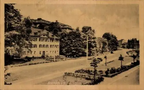 Ak Auerbach im Vogtland, Mehrfamilienhäuser, Straßenbahn, Autos, Bäume