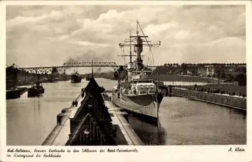 Ak Holtenau Kiel, Kreuzer Karlsruhe in den Schleusen des Nord Ostsee Kanals, Hochbrücke