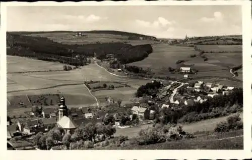 Ak Geising Altenberg im Erzgebirge, Blick auf Geising mit Kirche, Häusern und Feldern