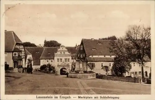 Ak Lauenstein Altenberg im Erzgebirge, Marktplatz mit Schlosseingang, Fachwerkhäuser mit Erkern, Bru