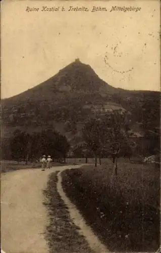 Ak Bezděz Schloßbösig Region Reichenberg, Ruine Bösig, Zwei Personen auf einem Feldweg, im Hin...