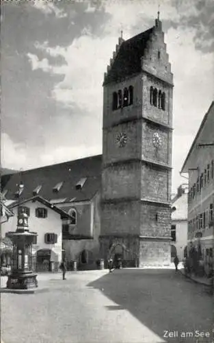 Ak Zell am See in Salzburg, Ansicht der Kirche, Straßenpartie, Stadtuhr