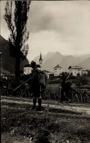 Foto Ak Kaprun in Salzburg, Kirche, Kitzsteinhorn, Wanderer