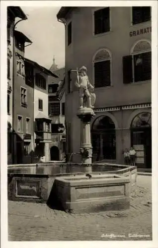 Ak Schaffhausen am Rhein Schweiz, Gellbrunnen in  ein Mann mit einer Hellebarde bewacht den Br...