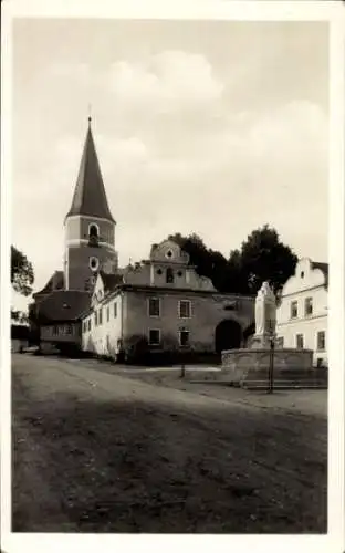 Ak Nýrsko Neuern Region Pilsen, Straße mit Kirche