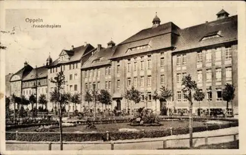 Ak Opole Oppeln Schlesien, Friedrichsplatz, Mehrere Gebäude, Bäume, Beete, Schwarzweißaufnahme