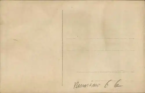 Foto Mädchen auf einem Vierrad in Pferdeform, Portrait