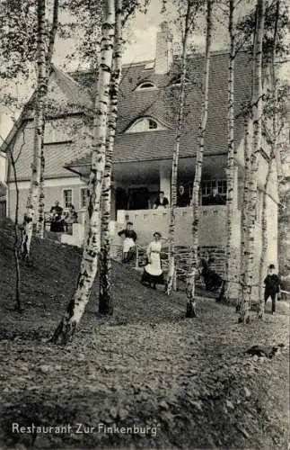 Ak Zschopau im Erzgebirge Sachsen, Restaurant Zur Finkenburg, Waldlandschaft, Personen vor Geb...