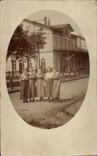 Ak Hamburg Mitte St. Pauli, Sechs Frauen am Bahnhof, historische Kulisse, schwarz-weiß, 1900er...